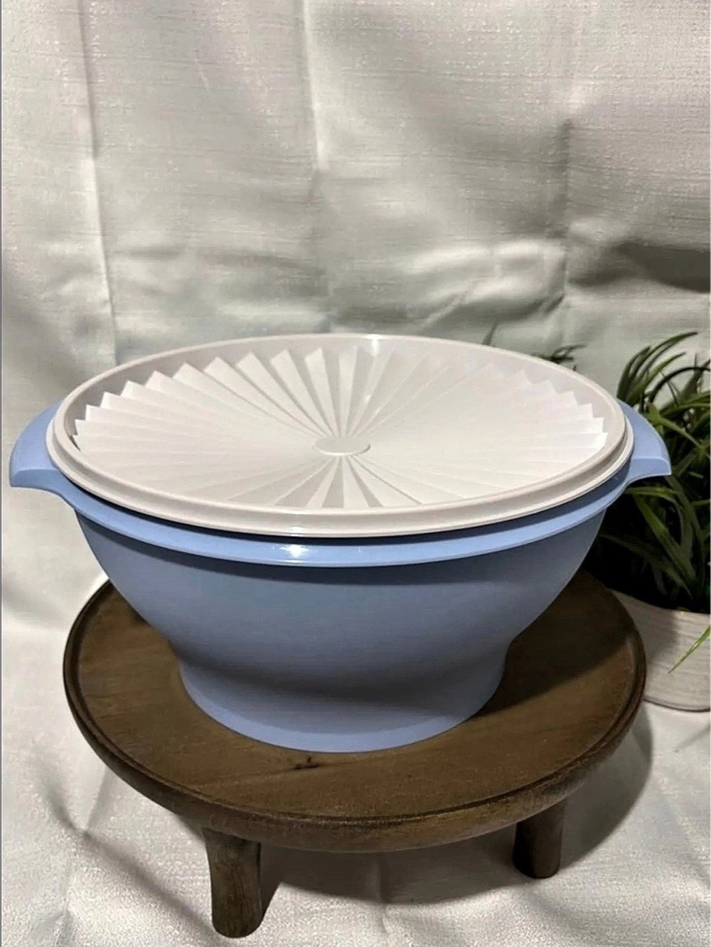 Tupperware Heritage Collection Bowl with Starburst Lid Blue & White New 17 1/4c
